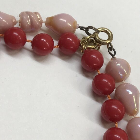 Vintage Set of 2 19" Strand String Necklace Pink Shell Look and Red - Picture 6 of 8